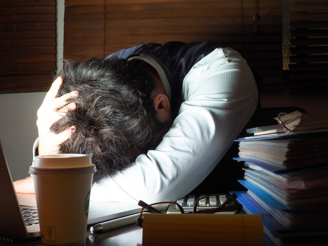 残業するビジネスマン